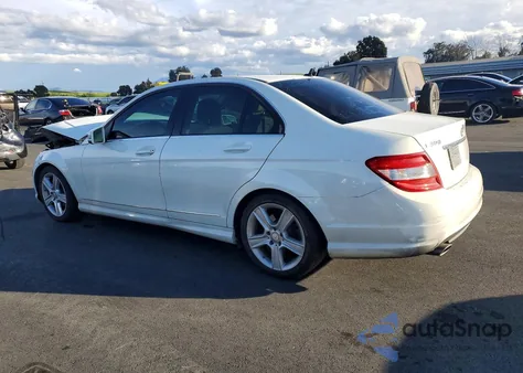 2010 Mercedes-Benz C 300 z USA, uszkodzony, nr VIN WDDGF5EB8AR099495